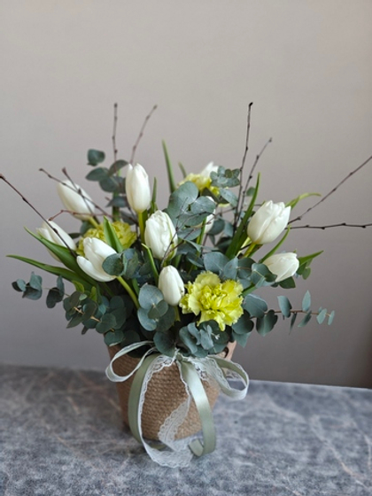 Джутовая корзина с тюльпанами и эвкалиптом