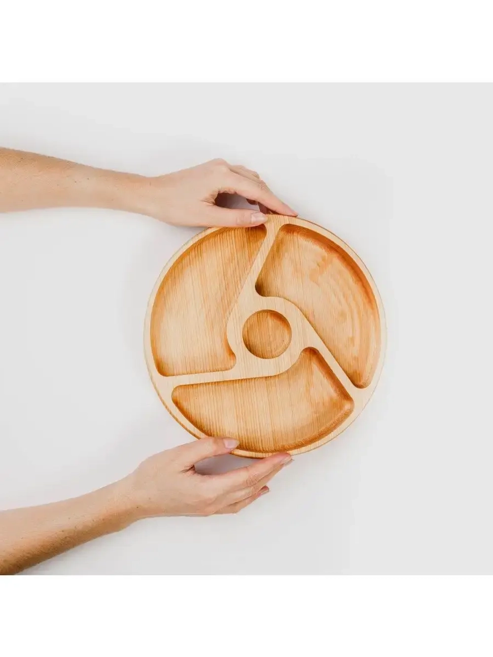 Деревянная менажница с 4 отсеками из кедра