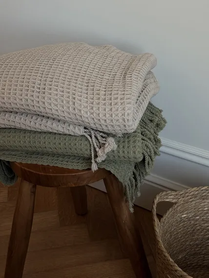 Плед из шерсти травянисто-зеленого цвета из коллекции essential, 130х180 см