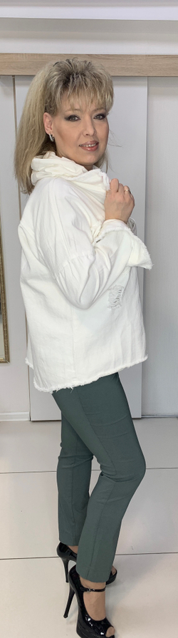 Белый джинсовый жакет с рванкой