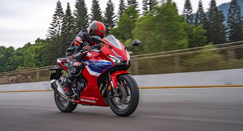 Мотоцикл Honda CBR400R красный