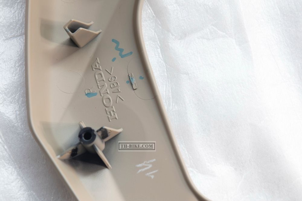 64303-K20-900ZC. GARNISH, R. FR. *Y215*. HONDA