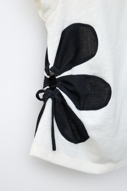 ZARA ФУТБОЛКА С ЦВЕТОЧНЫМ ПРИНТОМ И ВЫРЕЗАМИ, ЭКРЮ