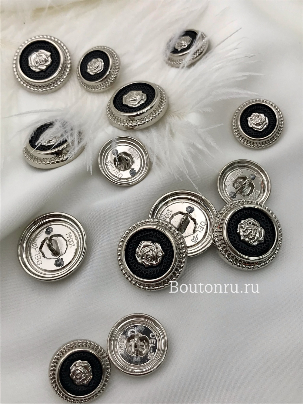 Пуговицы серебристые с розой и черной серединкой