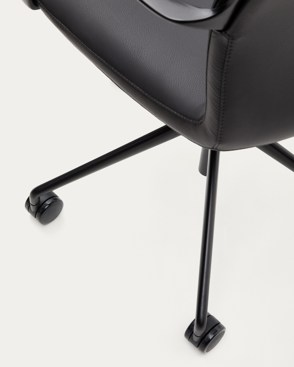 Офисный стул Nerlan из черной экокожи с алюминиевой рамой