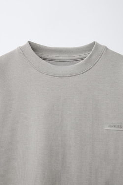 ZARA ФУТБОЛКА ИЗ ПЛОТНОГО ДЖЕРСИ С ПРОРЕЗИНЕННОЙ НАШИВКОЙ, СЕРЫЙ