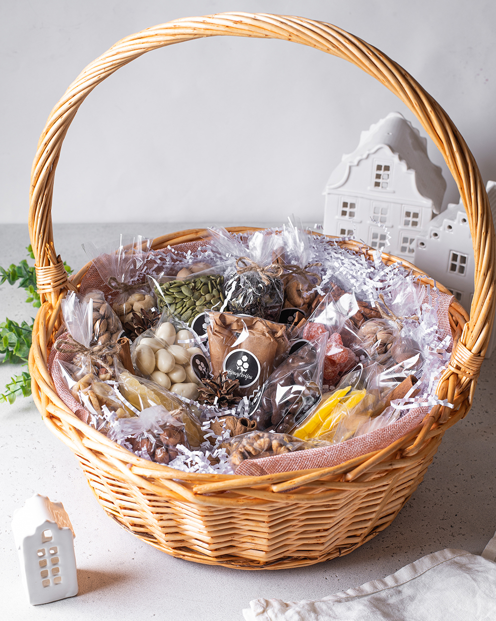 Подарочная корзина с орехами и сухофруктами