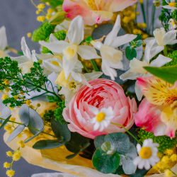 164. Весенняя уютная корзинка с нарциссами и мимозой