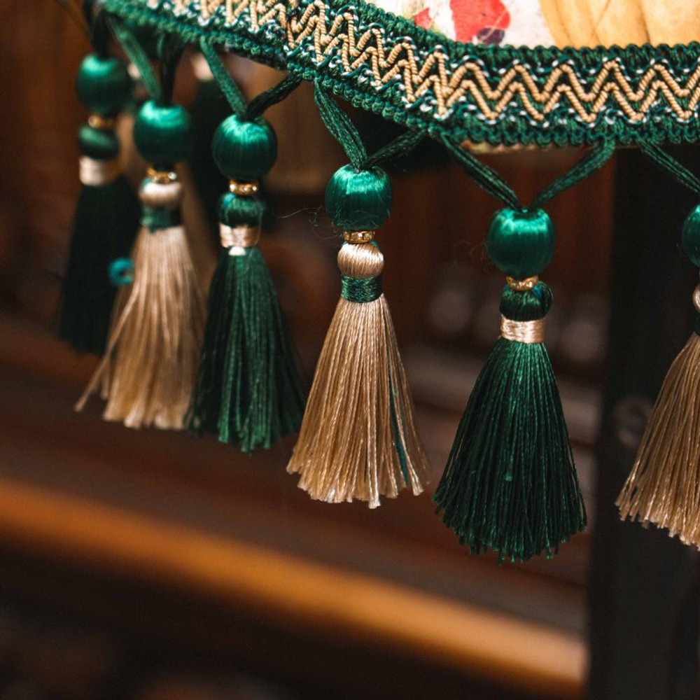 Настольная лампа с декоративным абажуром