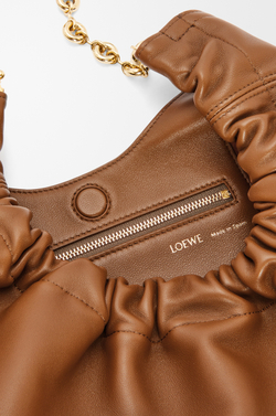 Loewe Маленькая сумка-мешок Squeeze из мягкой кожи ягненка наппа, светло-коричневый