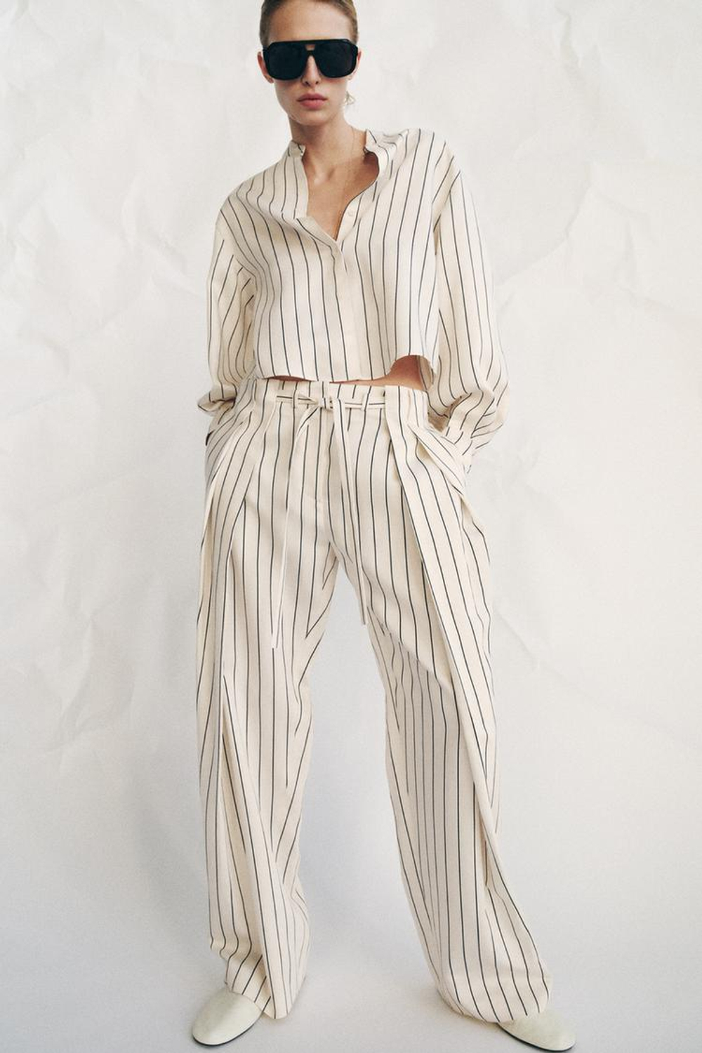 ZARA БРЮКИ В ПОЛОСКУ СО СКЛАДКАМИ — ZW COLLECTION, ЭКРЮ/ТЕМНО-СИНИЙ