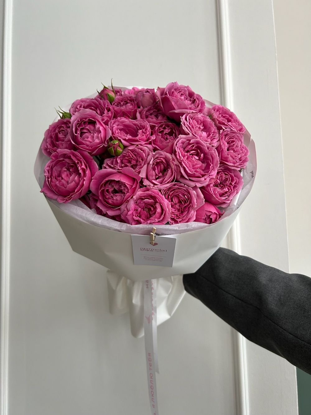 Букет из ярких кустовых пионовидных роз