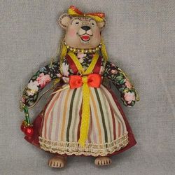 Ёлочная игрушка Медведица "Маша" с ягодкой