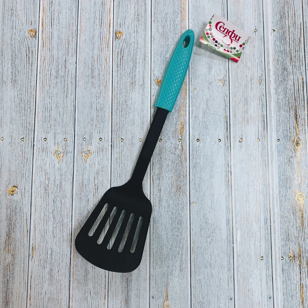 Лопатка кухонная пластиковая с прорезями «Гурман» узкая