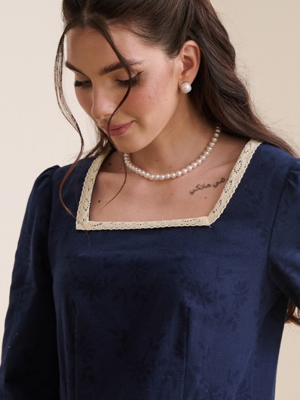 Платье с квадратным вырезом