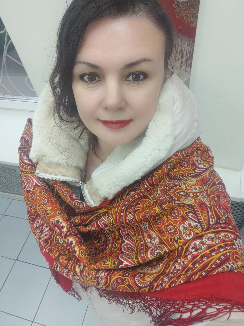 Платок из уплотненной шерстяной ткани с шелковой бахромой