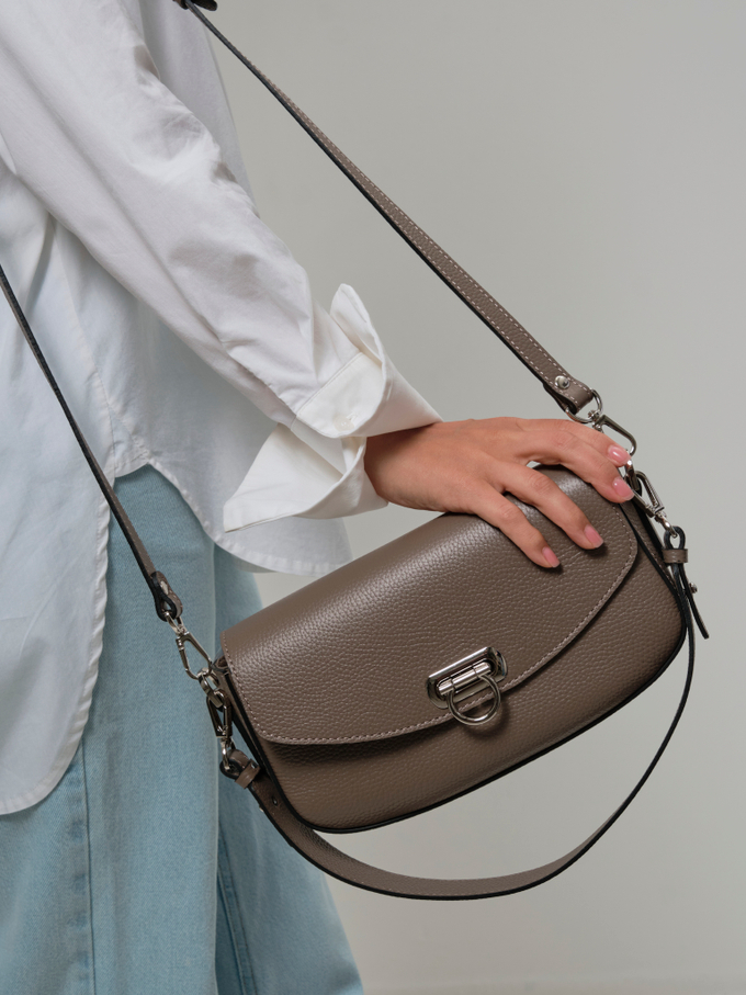 Сумка кожаная на плечо багет тауп