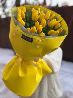 Желтые тюльпаны в букете в авторском оформлении от Флора Маркет
