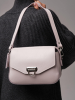 Сумка кожаная через плечо розовый дым
