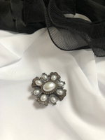 Брошь в винтажном стиле с кристаллами и серым жемчугом