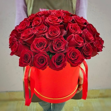 Шляпная коробка из 51 розы сорта "Эксплорер" (Эквадор 60 см)