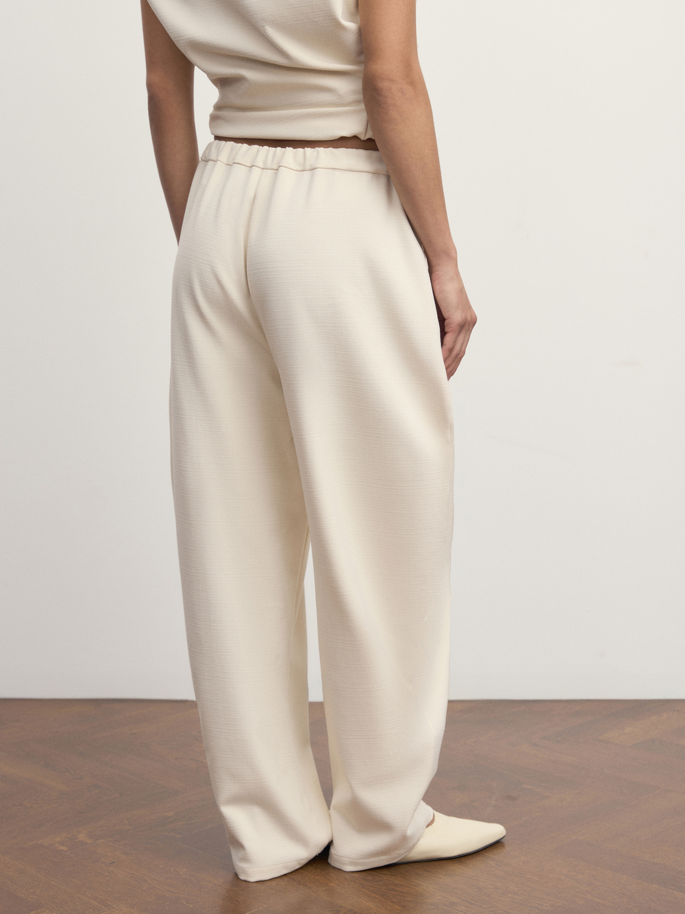 Свободные брюки женские на резинке бежевые Lunar