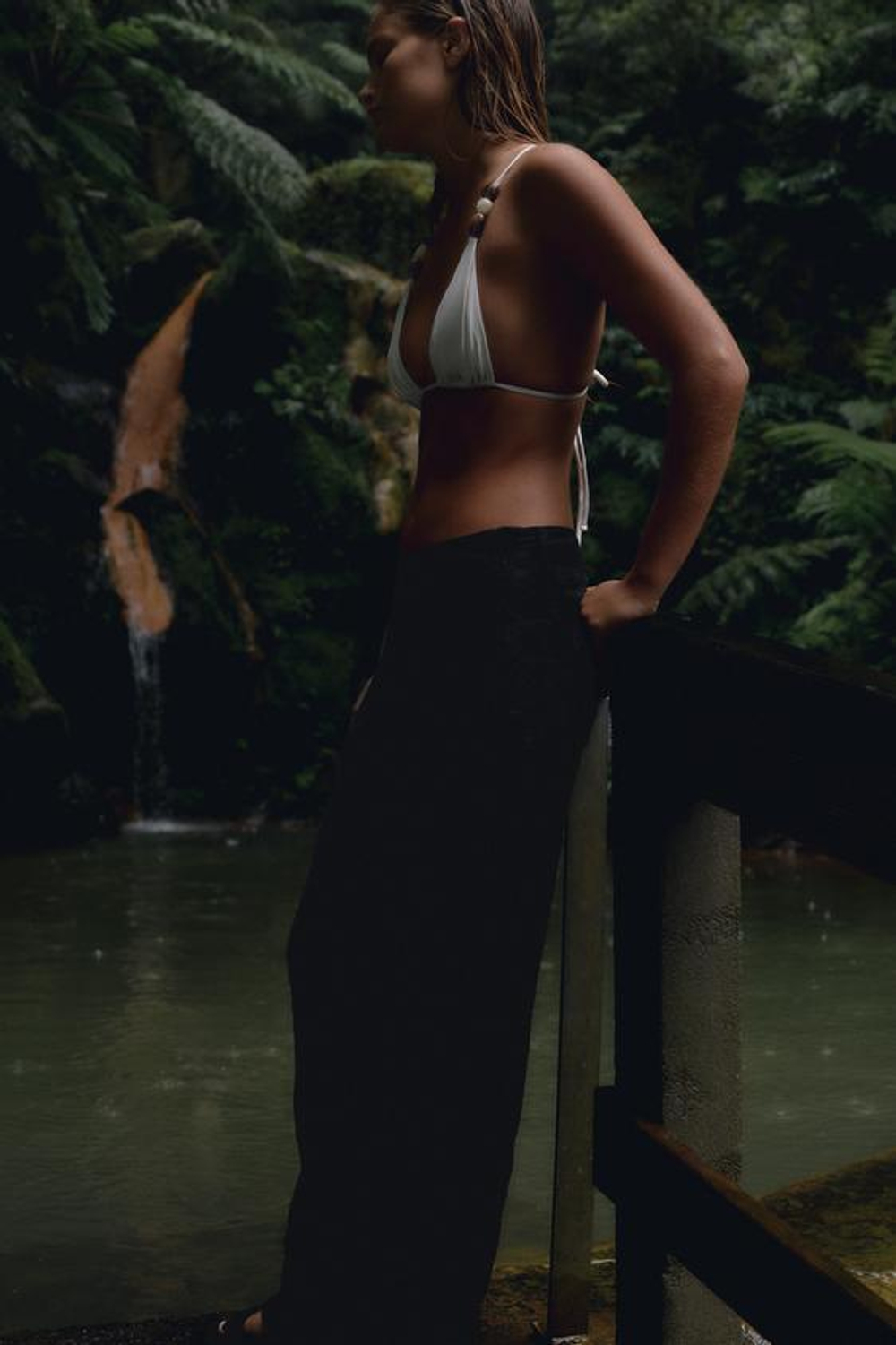 ZARA ПРЯМЫЕ СТРУЯЩИЕСЯ БРЮКИ, ЧЕРНЫЙ