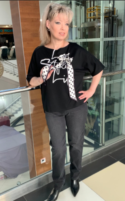 Темно-серые джинсы cо стразами по лицевой стороне