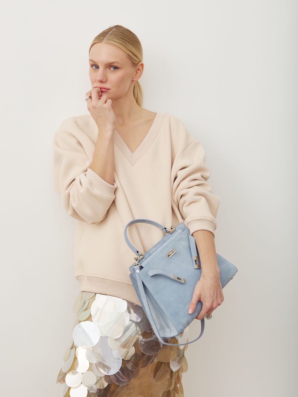 СВИТШОТ С V-ВЫРЕЗОМ МОЛОЧНЫЙ