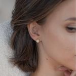 Пусеты битые большие с молочным янтарем, позолота