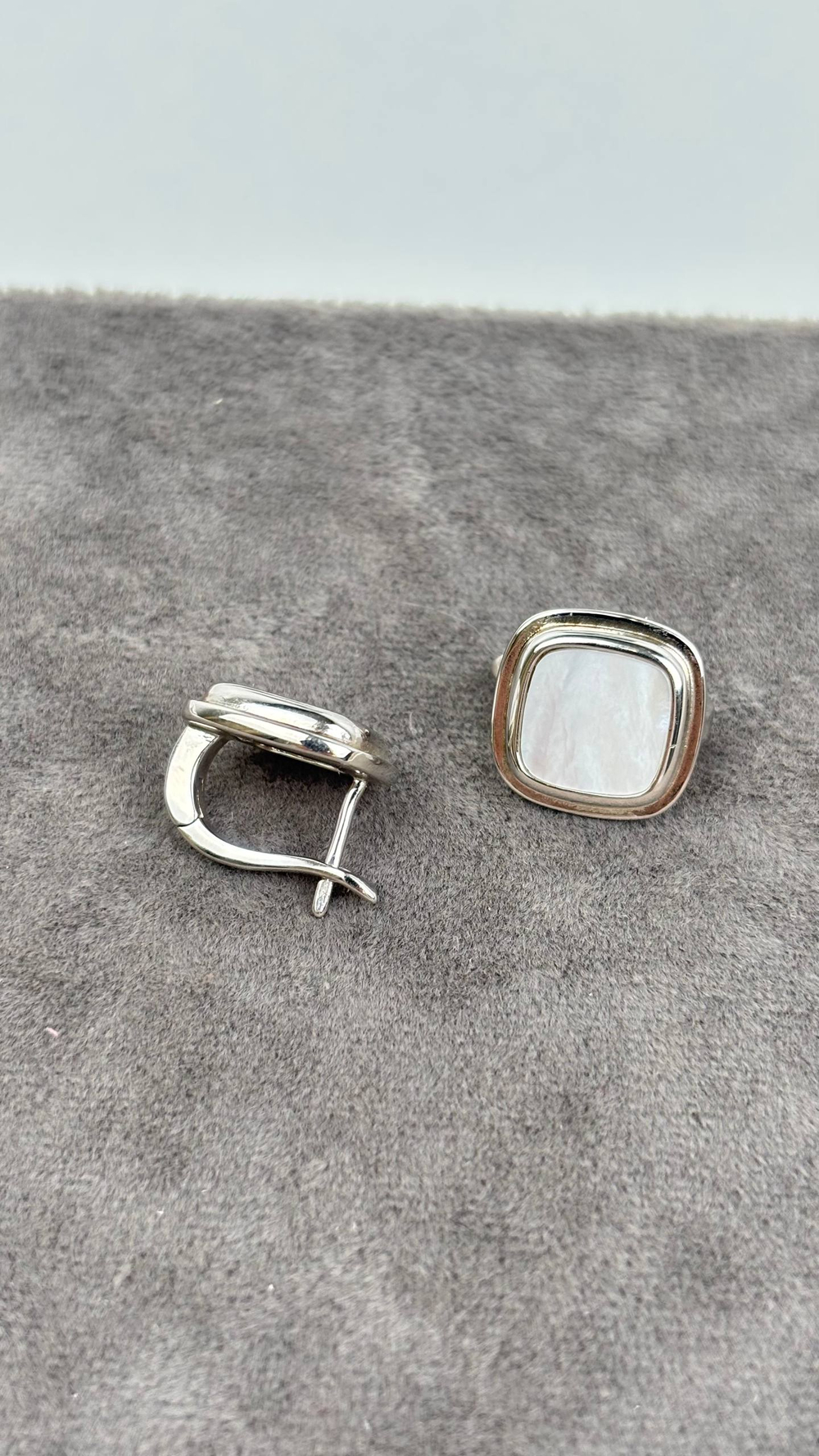 Серьги с перламутром на английском замке