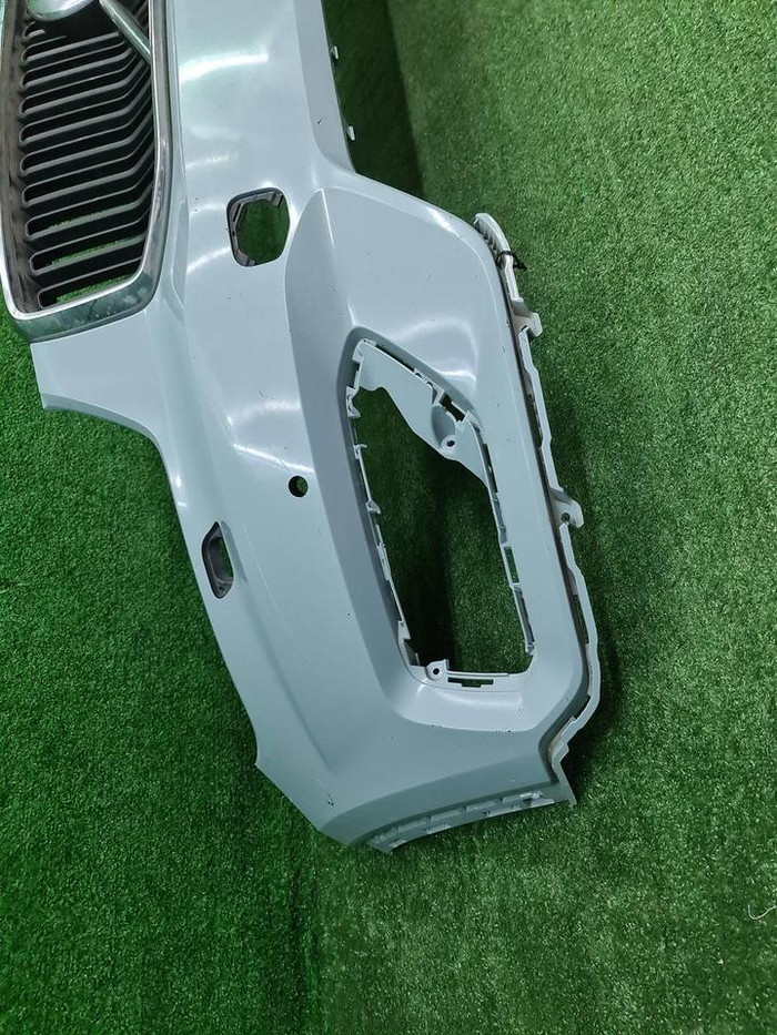 Бампер передний Volvo XC40 (2017-2022)