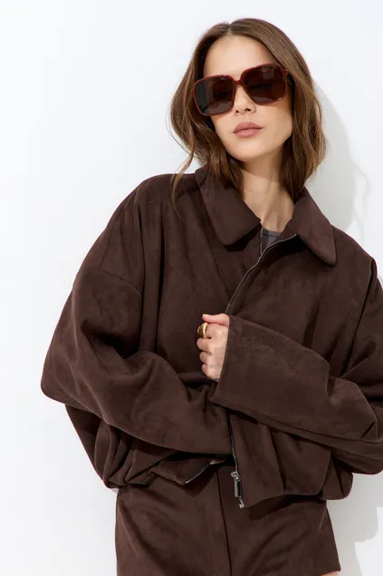 Куртка с защипами из экозамши цвета шоколад
