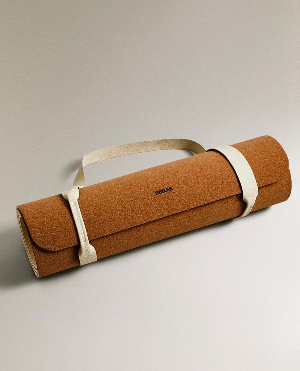ZARA HOME КОВРИК ДЛЯ ЙОГИ С КОЖАННЫМ РЕМЕШКОМ, ЭКРЮ
