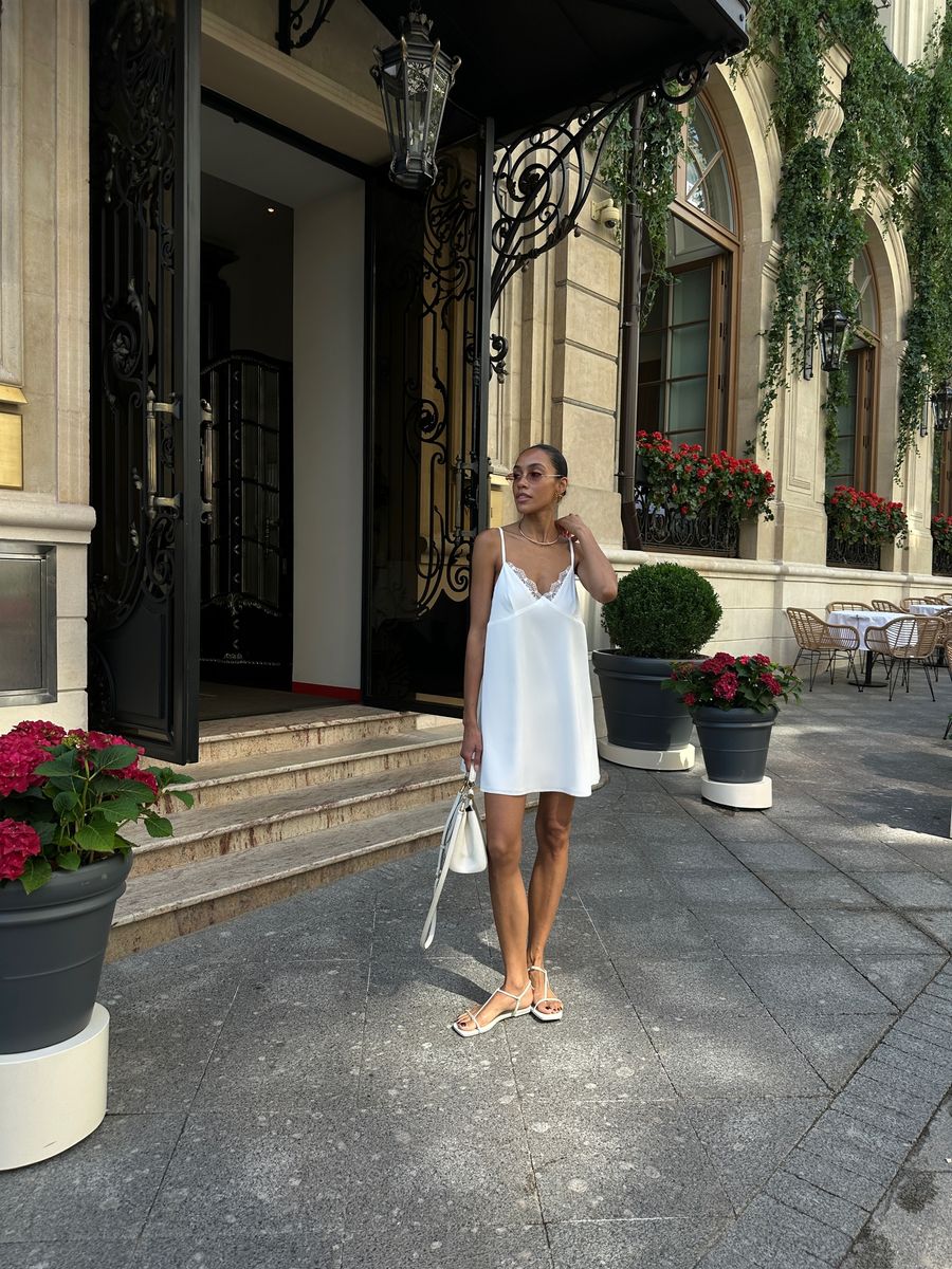 Платье из шелка с кружевом мини молочное