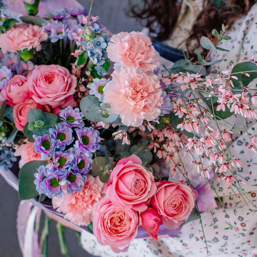 147. Нежный букет с розовыми пионовидными розами