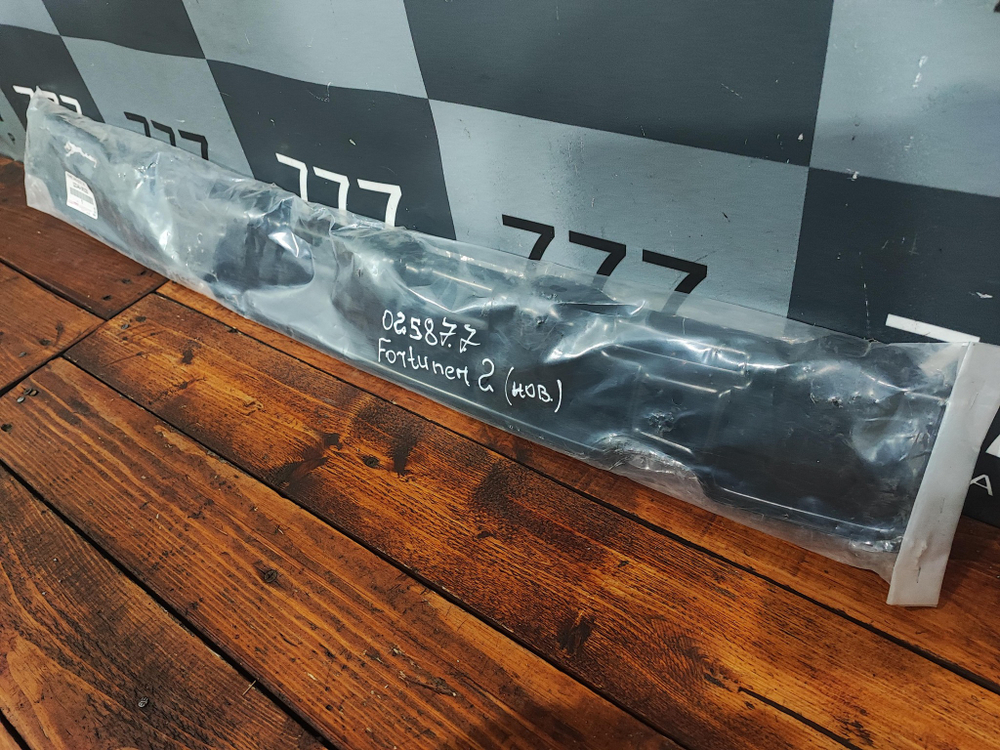 Усилитель заднего бампера Toyota Fortuner 2 Новый Оригинал 523460k020