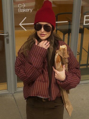 Утепленный бомбер бордового цвета в полоску