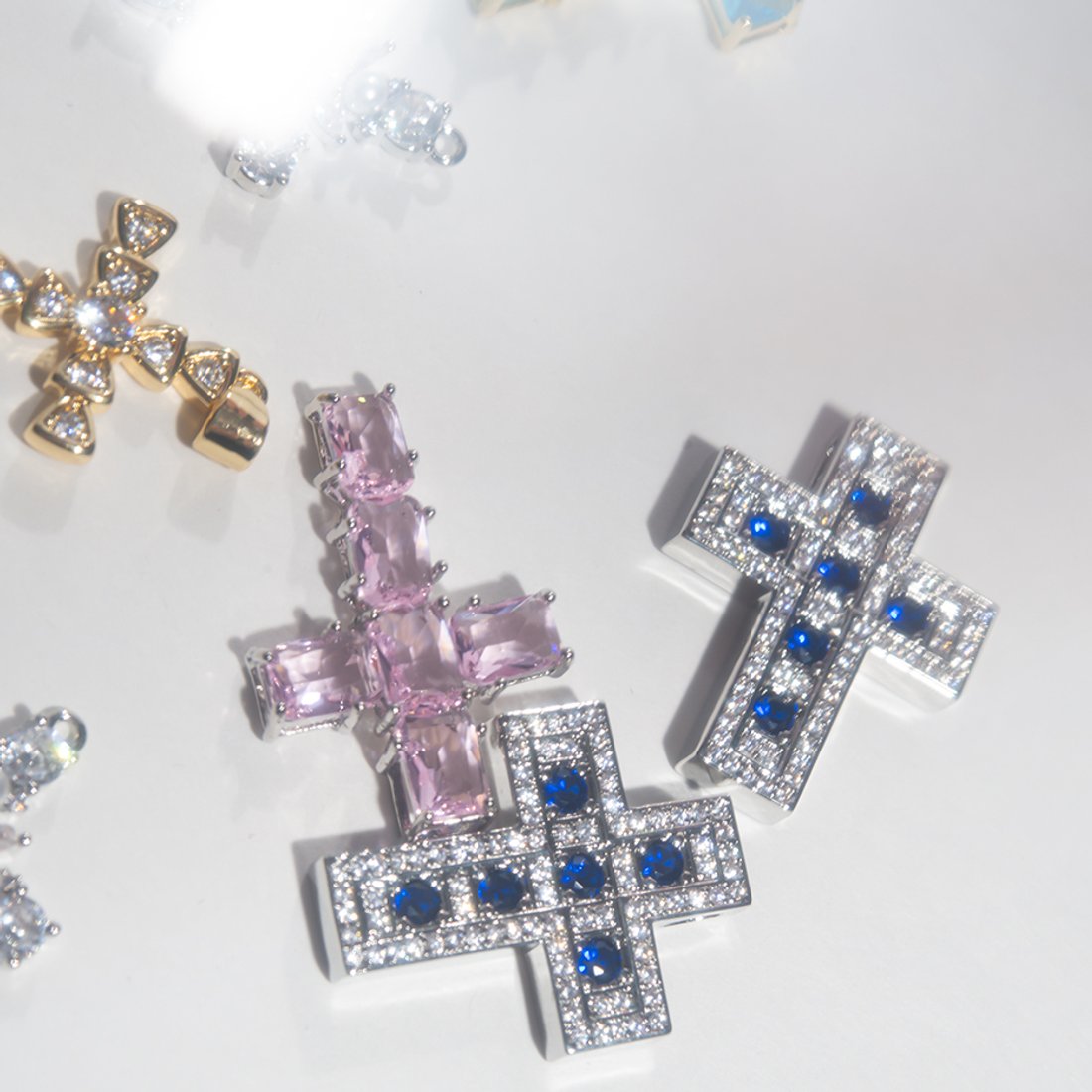 Подвеска "Крестик", синие фианиты, родирование, 28*22мм