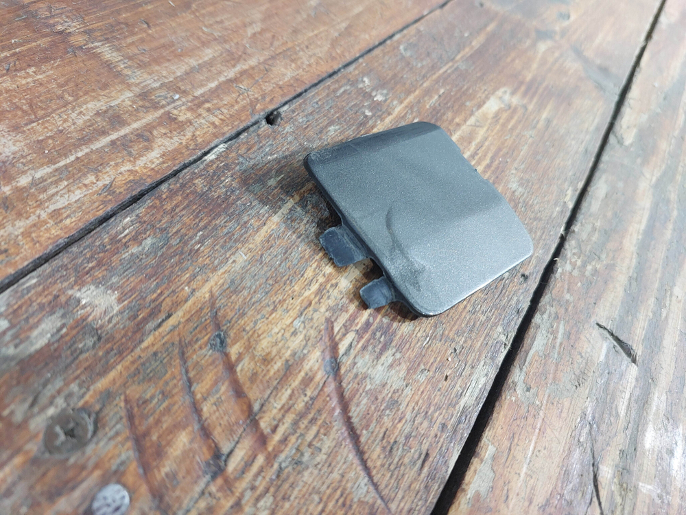 Заглушка буксировочного крюка Mazda CX-5 2 (KF) 17-21 Б/У Оригинал KB8A50EK1