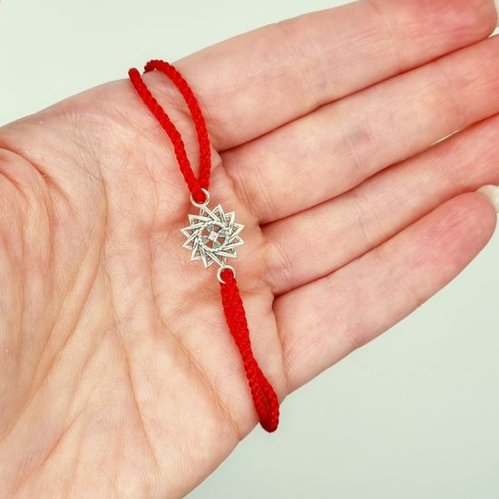 Красный браслет с Эрцгаммой и бусиной Спаси и Сохрани