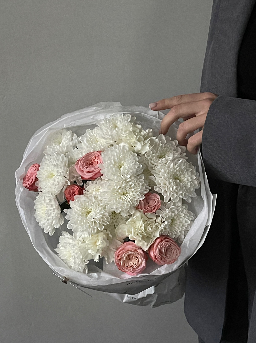 Сборный букет из хризантемы и кустовой розы