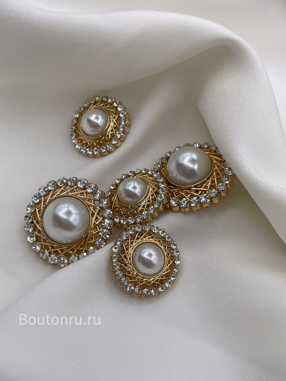 Пуговицы с плетением лучики в золотистом металле с жемчугом и стразами