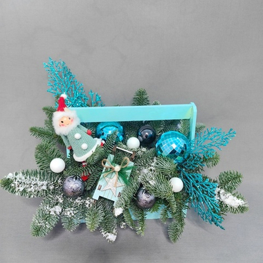 Новогодняя композиция в деревянном ящике