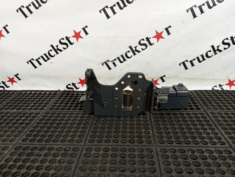 Кронштейн буксировочный правый 2017г.