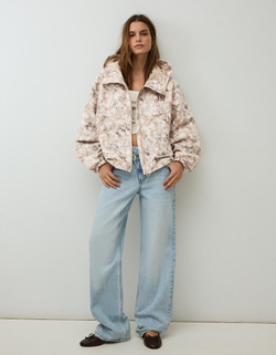 BERSHKA Водонепроницаемая и ветрозащитная куртка с капюшоном и принтом, бежевый