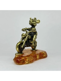 Бронзовая статуэтка на янтаре