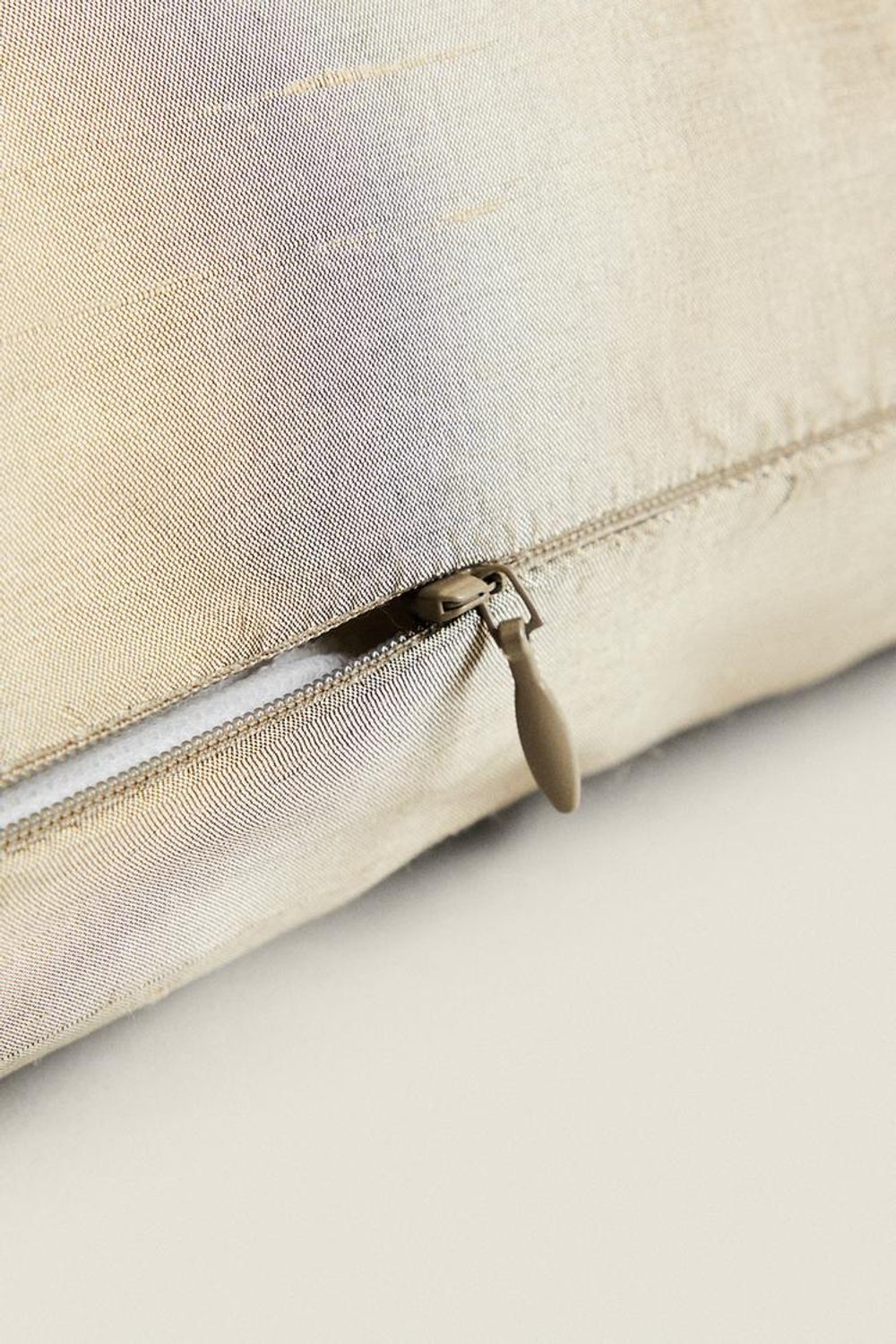 ZARA HOME ОДНОТОННЫЙ ШЕЛКОВЫЙ ЧЕХОЛ ДЛЯ ДЕКОРАТИВНОЙ ПОДУШКИ, ЗОЛОТИСТЫЙ