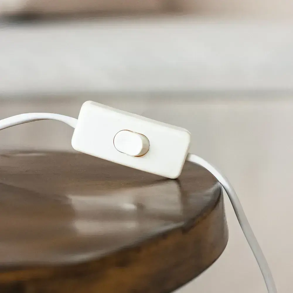 Лампа настольная с абажуром