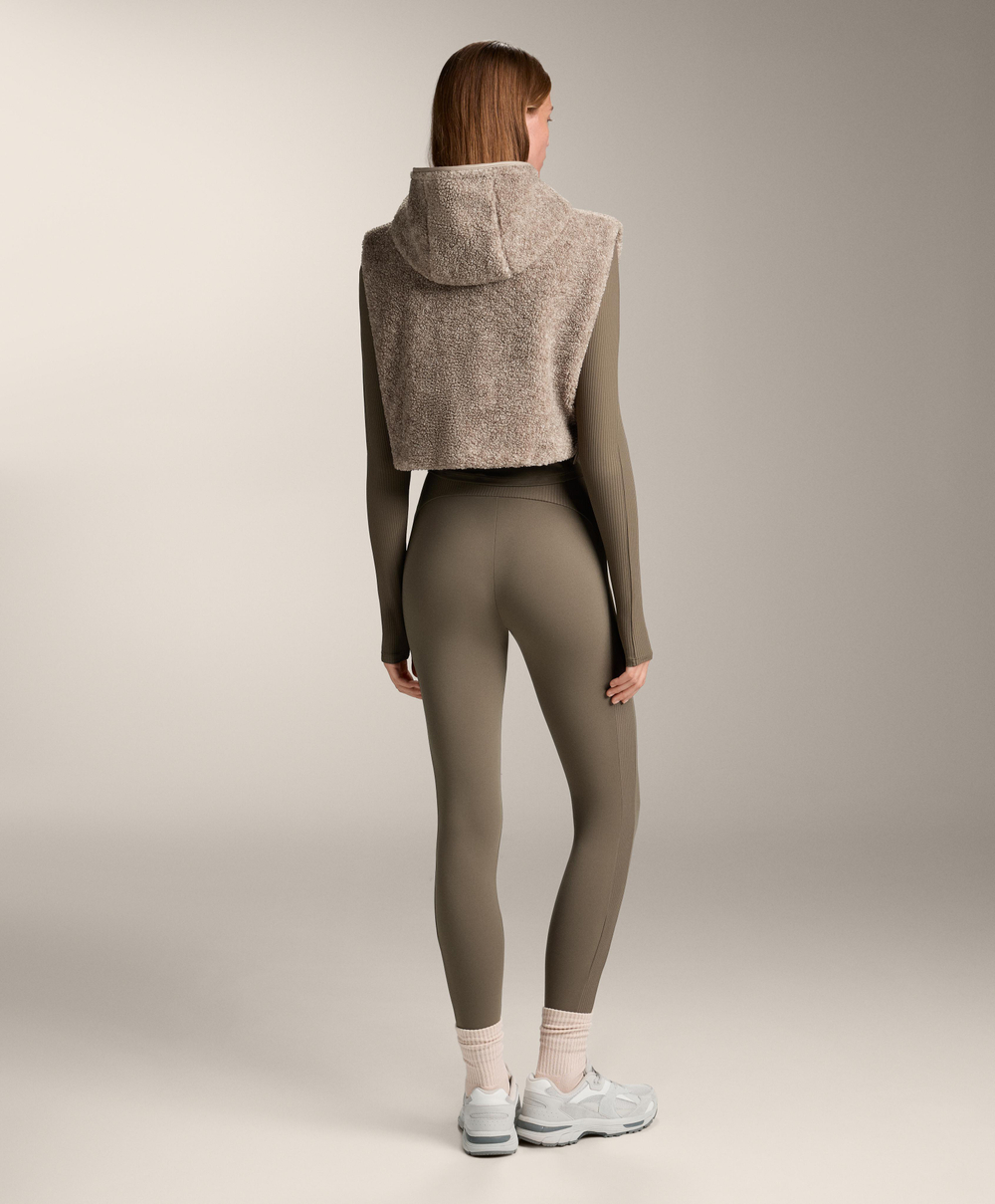 Oysho Жилет из овчины с капюшоном, серо-коричневый меланж